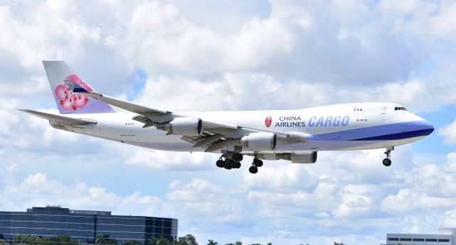 Boeing 747-200 (B-18716)