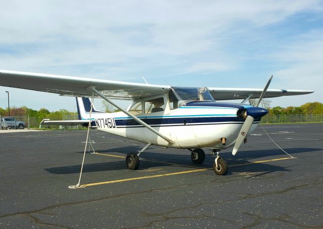 Cessna Skyhawk (N7745U)