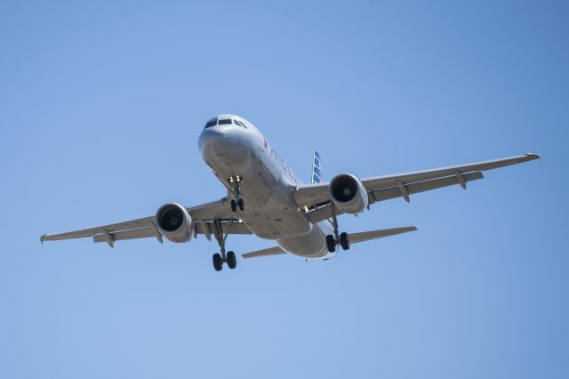 Airbus A320 (N125UW)