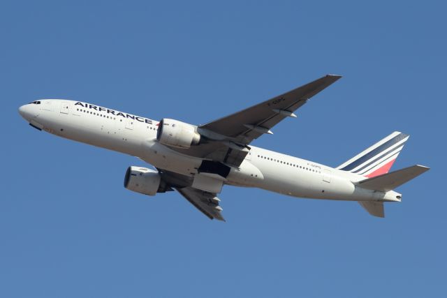 Boeing 777-200 (F-GSPG) - 12/11/2022: The daily morning flight to Paris (CDG), after take-off.