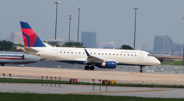 Embraer 175 (N206JQ)