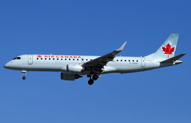 Embraer ERJ-190 (C-FHKI)