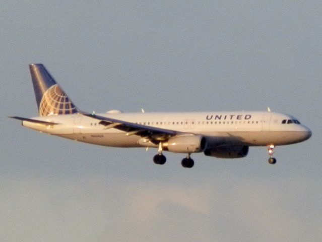 Airbus A320 (N464UA)