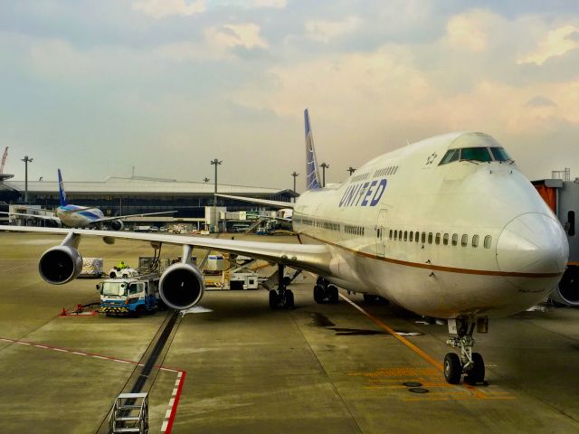 Boeing 747-200 — - The windows at Narita let you get practically nose-to-nose with the parked planes