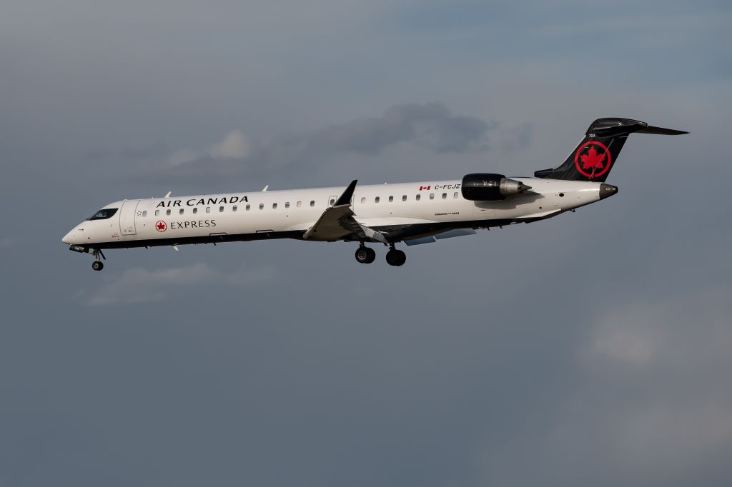 Canadair Regional Jet CRJ-900 (C-FCJZ) - SHORT FINAL FOR 35L IN DENVER INTERNATIONAL 5-4-19