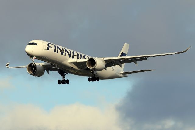 Airbus A350-900 (OH-LWI) - 'Finnair 15' from Helsinki on final approach to 31R