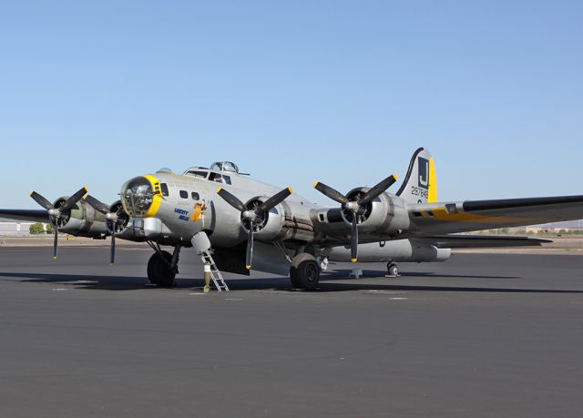 Boeing B-17 Flying Fortress (N319TH)