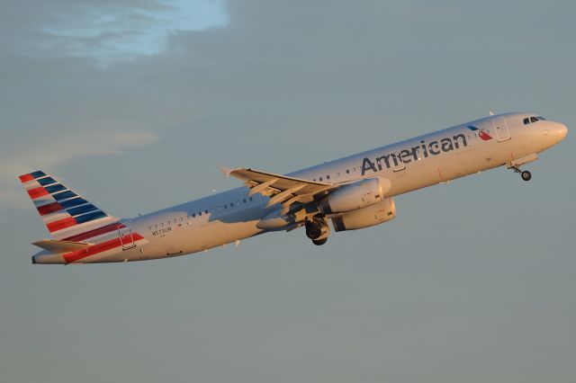 Airbus A321 (N573UW)