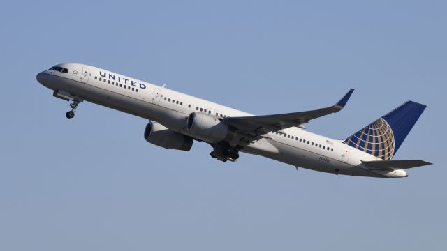 Boeing 757-200 (N19117) - Departing LAX on 25R