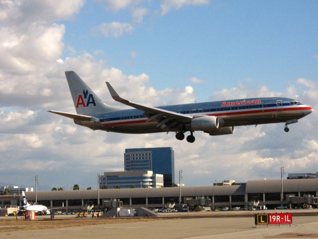 Boeing 737-800 (N950AN) - Landing on RWY 19R