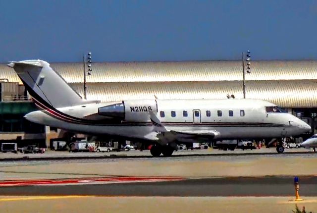 Bombardier Challenger 300 (N221QS) - Nice little CRJ (JK).