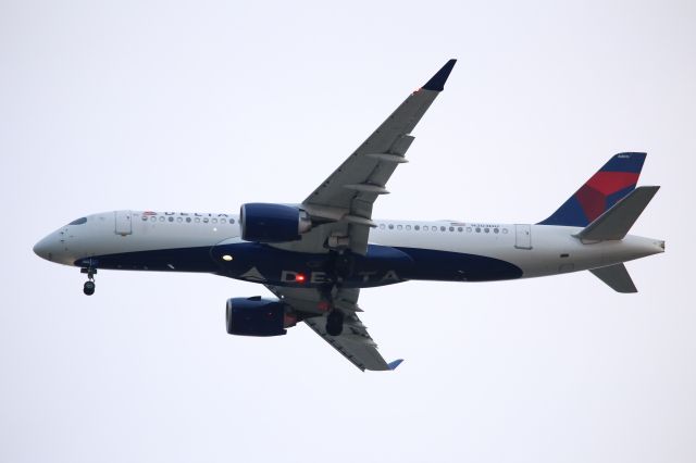Airbus A220-300 (N303DU)