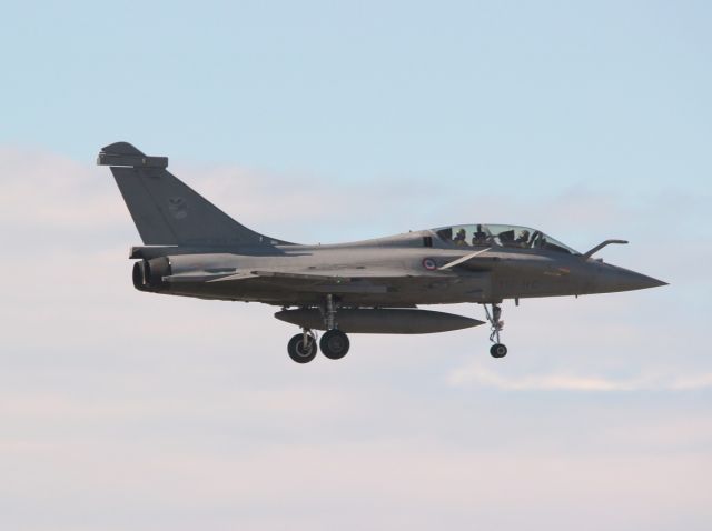 Dassault Rafale — - 26 fev 2015 . pulling up RWY 31R