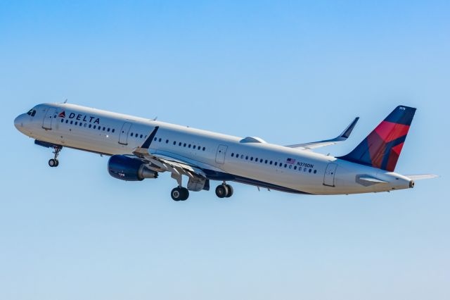 Airbus A321 (N378DN) - A Delta Airlines A321 taking off from PHX on 2/12/23 during the Super Bowl rush. Taken with a Canon R7 and Canon EF 100-400 II L lens.