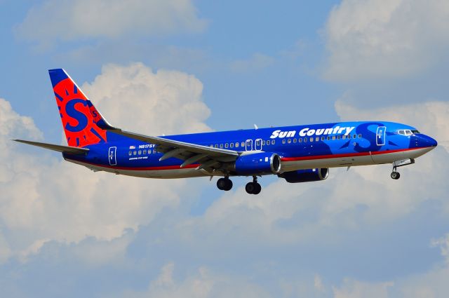 Boeing 737-800 (N817SY) - Sun Country B737-800 N817SY Arriving KDFW 08/11/2013