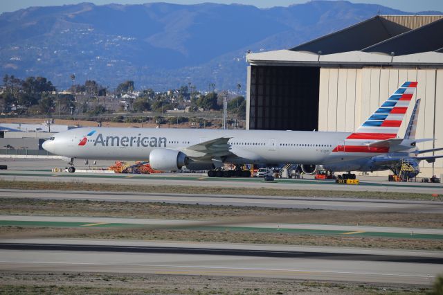 BOEING 777-300 (N724AN)