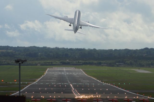 Boeing 787-8 — - A QATAR B787-800 gets airborne, about to commence it's impressive flight display at FIA 2012.