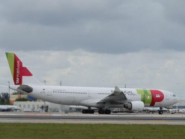 Airbus A330-200 (CS-TOI)