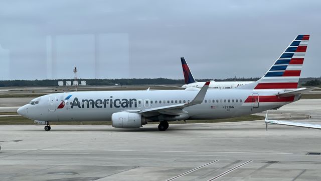 Boeing 737-800 (N892NN)