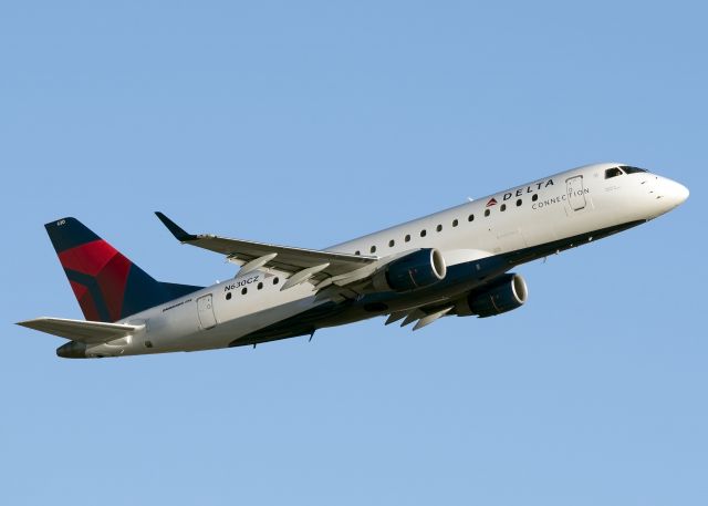 Embraer 175 (N630CZ)