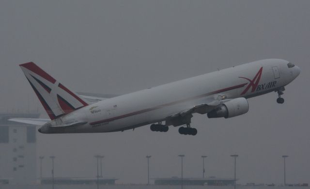 BOEING 767-200 (N750AX) - Another old 762 lifting off 36R with some sweet vortices!