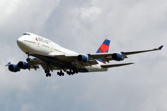 Boeing 747-400 (N661US)