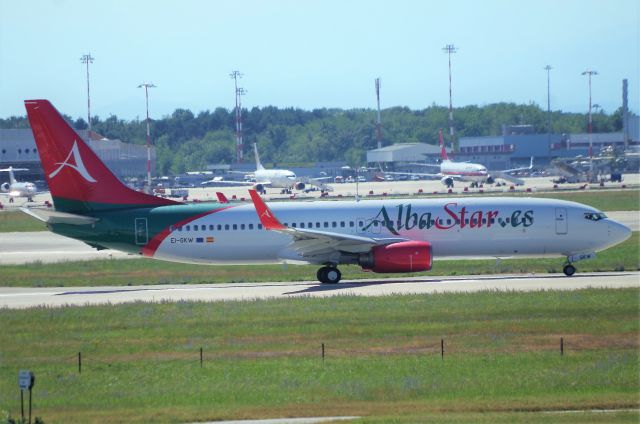 Boeing 737-800 (EI-GKW)