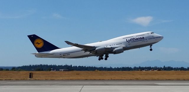 Boeing 747-400 (D-ABVR) - Taking off for FRA