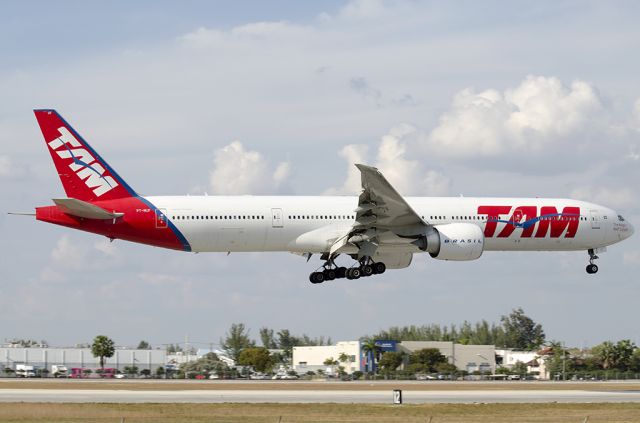 BOEING 777-300ER (PT-MUF)