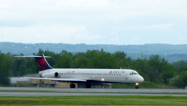 McDonnell Douglas MD-88 (N923DL) - Shown here arriving is a Delta McDonnell Douglas MD-88 in the Spring of 2017.