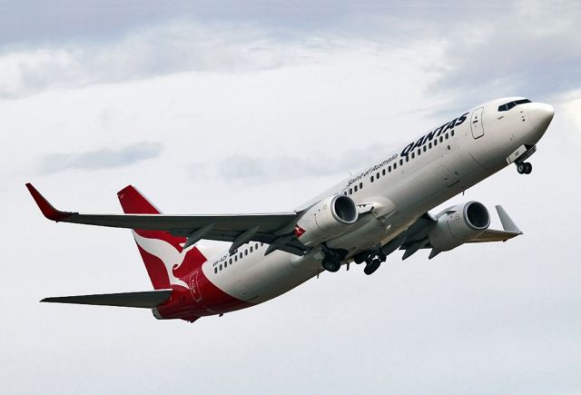Boeing 737-700 (VH-XZF) - QANTAS - BOEING 737-838 - REG VH-XZF (CN 39270/4450) - ADELAIDE INTERNATIONAL AIRPORT - AUSTRALIA SA. - YPAD 21/12/2014