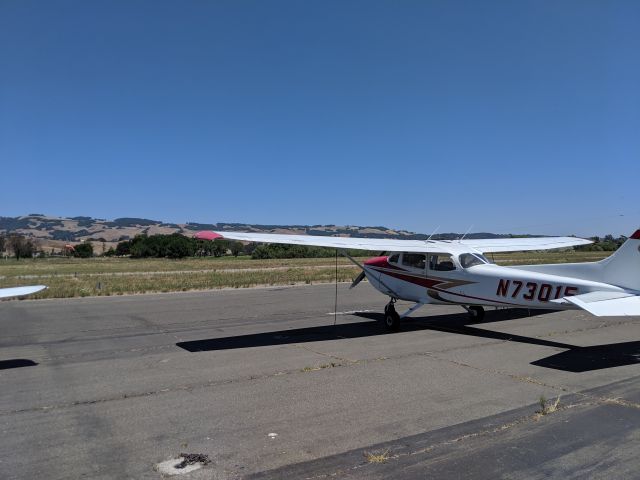 Cessna Skyhawk (N73015) - N73015 on the ramp at Petaluma Municipal Airport.