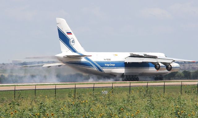 Antonov An-124 Ruslan (RA-82081) - All those wheels, all that smoke!