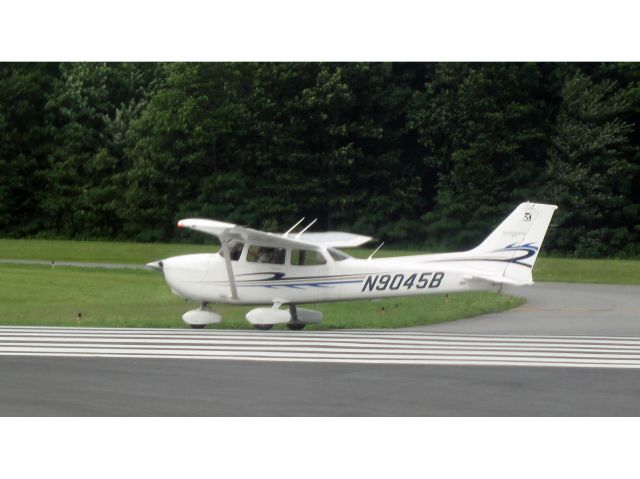 Cessna Skyhawk (N9045B) - Take off RW34.