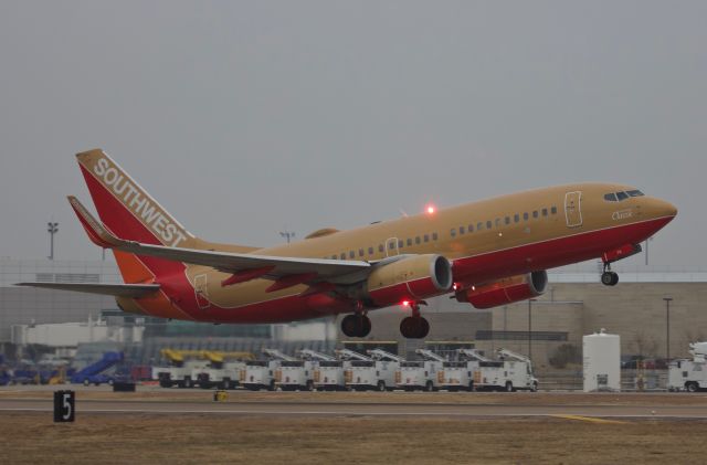 Boeing 737-700 (N714CB) - Classic One lifting off on an overcast Dallas morning