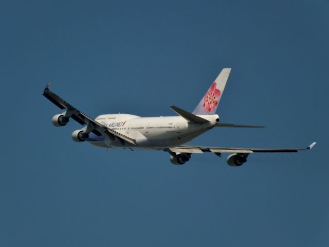 Boeing 747-400 (B-18207)