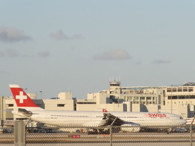 Airbus A330-300 (HB-JHJ)