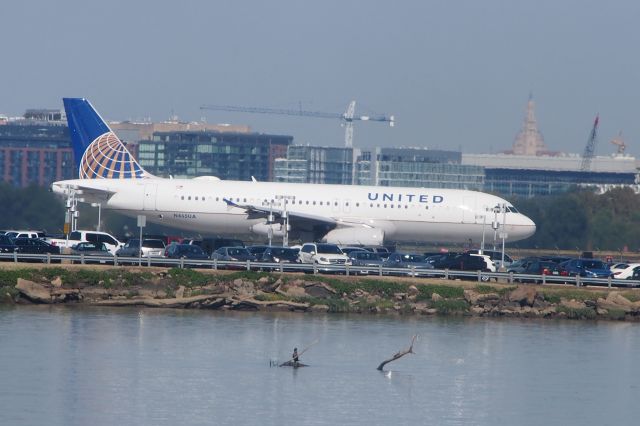 Airbus A320 (N465UA)