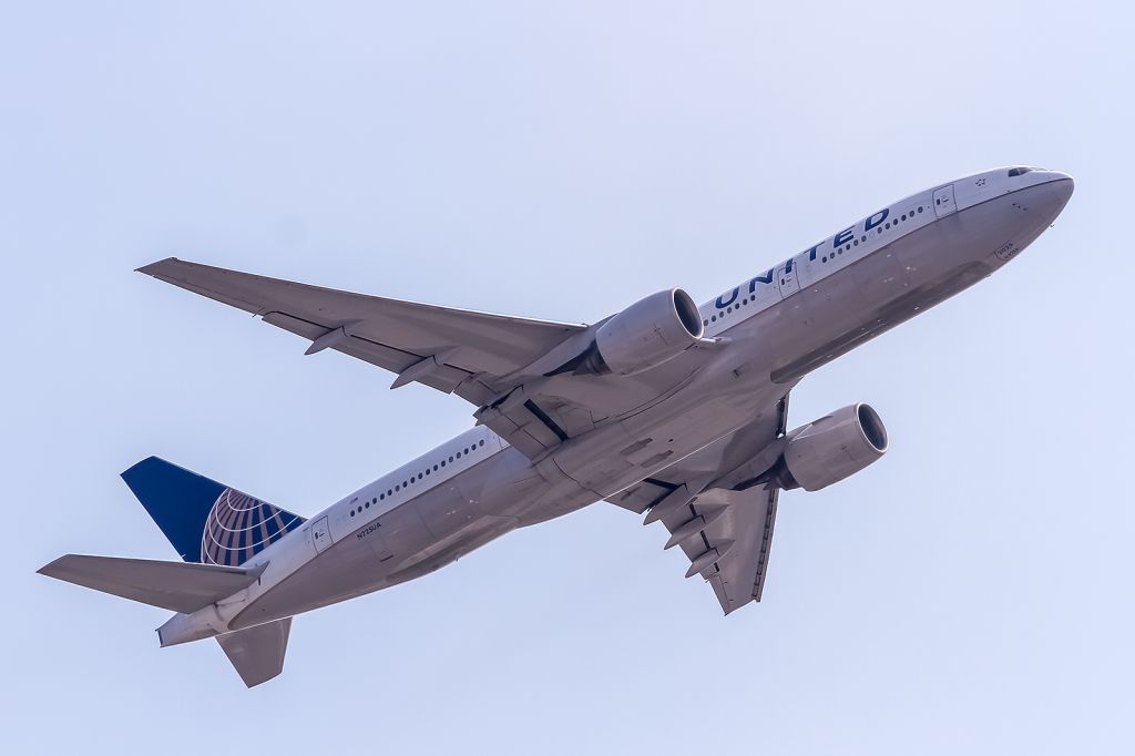 Boeing 777-200 (N225UA) - N225UA United Airlines Boeing 777-222(ER) departing via Rwy 25C to Chicago (KORD) @ Frankfurt (EDDF) / 08.04.2015
