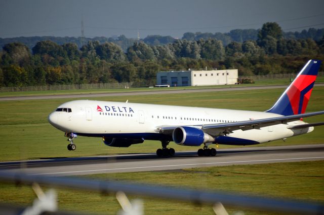 BOEING 767-300 (N394DL)