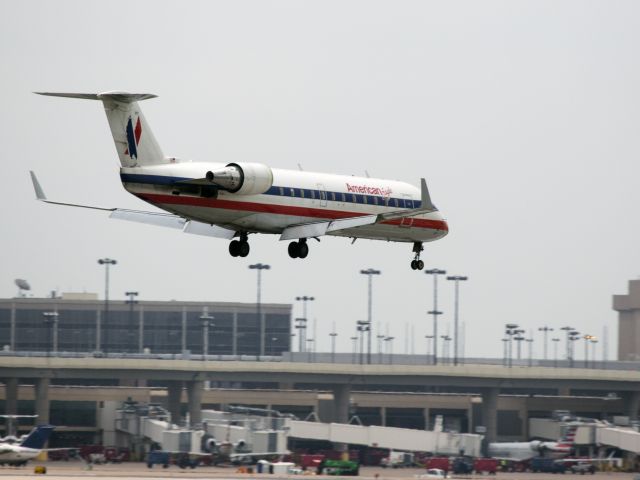 Canadair Regional Jet CRJ-200 (N907EV) - Landing runway 18R | 7 MAY 2015.