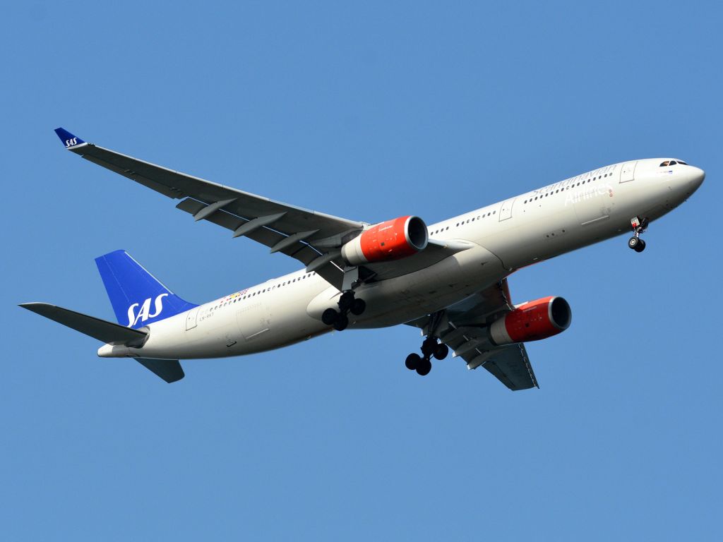 Airbus A330-300 (LN-RKT) - Kongelundsfortet RWY04L
