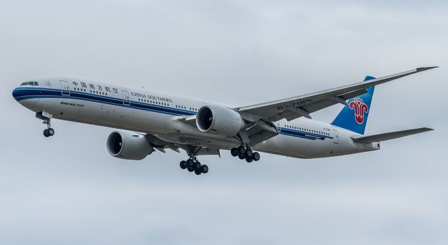 BOEING 777-300ER (B-7185)