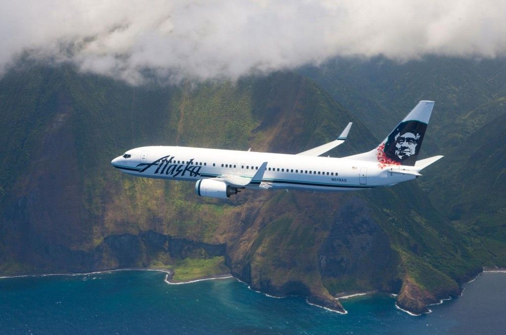 Boeing 737-800 — - Flying over Honolulu