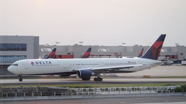 BOEING 767-400 (N835MH)