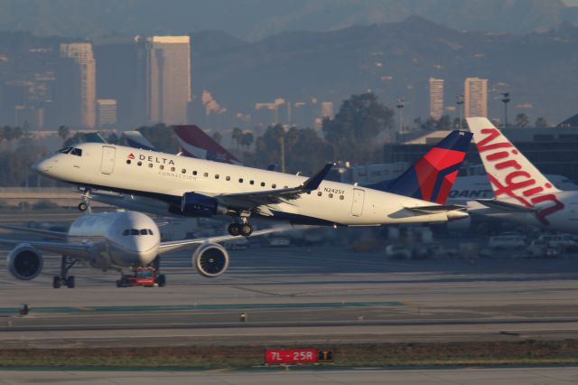 Embraer 170/175 (N242SY)