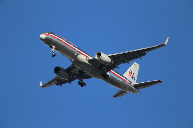 Boeing 757-200 (N687AA)