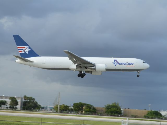 BOEING 767-200 (N316CM)