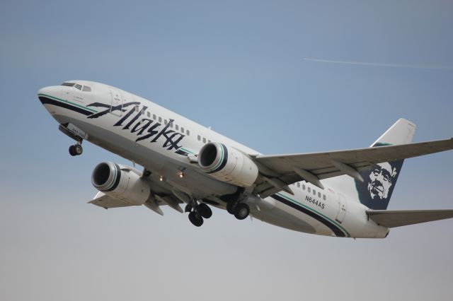 Boeing 737-700 (N644AS) - Taking off to the west from runway 25