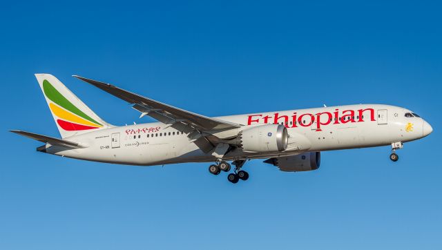 Boeing 787-8 (ET-ASI) - Ethiopian 502 arrives from Dublin, short finals for runway 05 at YYZ